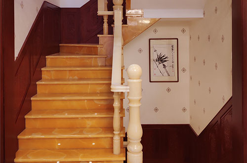 阿尔山中式别墅室内汉白玉石楼梯的定制安装装饰效果
